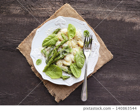 Creamy Gnocchi With Asparagus and Spinach 140863544