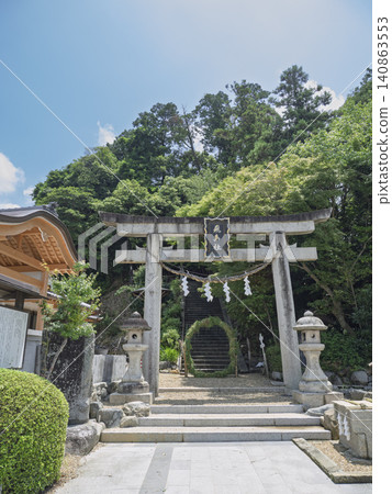 Praying at a shrine in summer by passing through a ring of reeds. 140863553