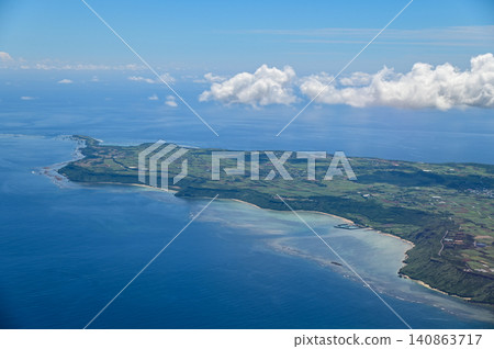 從空中俯瞰宮古島壯麗的海景。 從空中俯瞰宮古島壯麗的海景。 140863717