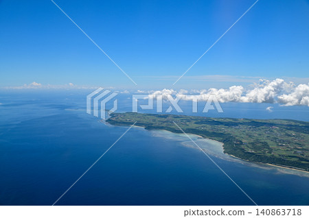 從空中俯瞰宮古島壯麗的海景。 140863718