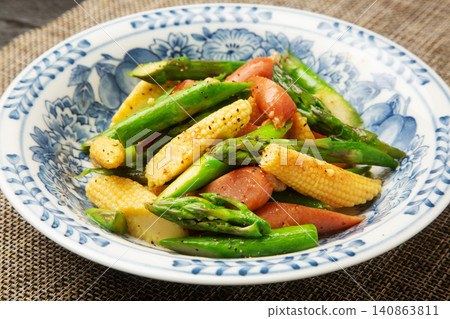 Stir-fried baby corn, asparagus, and sausage 140863811