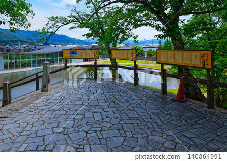 Maruoka Castle Tourist Information Center Machiyori Maruoka Castle Machiyori Market, reflected on the water's surface. Maruoka Castle Tourist Information Center Machiyori Maruoka Castle Machiyori Market, reflected on the water's surface. 140864991