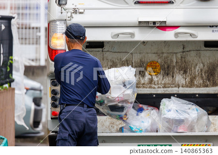 使用市政垃圾車收集當地居民的生活垃圾 使用市政垃圾車收集當地居民的生活垃圾 140865363
