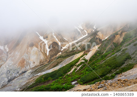 從富良野山到上富良野山的初夏健行景色 從富良野山到上富良野山的初夏健行景色 140865389