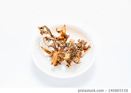 Dried maitake mushrooms on a plate 140865538