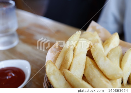 炸薯條。一份。特寫鏡頭。酥脆金黃的炸薯條。 炸薯條。一份。特寫鏡頭。酥脆金黃的炸薯條。 140865654