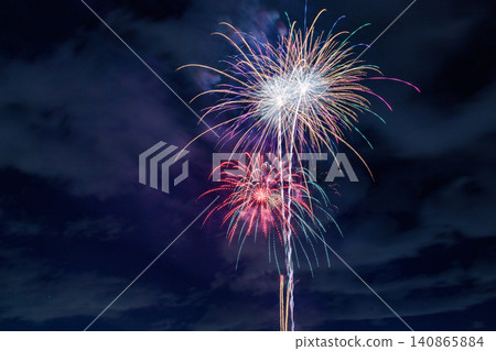 開花在夏夜天空的煙花 開花在夏夜天空的煙花 140865884