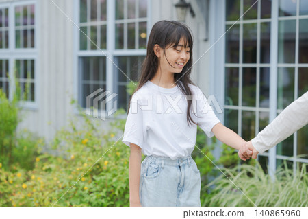 小女孩牽著媽媽的手 140865960