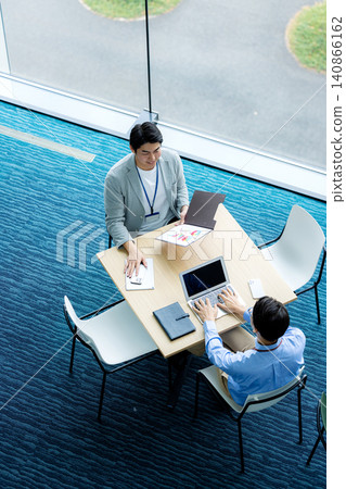 Men in a meeting (overhead view) 140866162