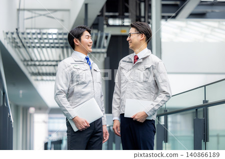 工程師們正在辦公室開會 140866189
