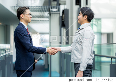 身穿工作服的男人們握手 身穿工作服的男人們握手 140866198