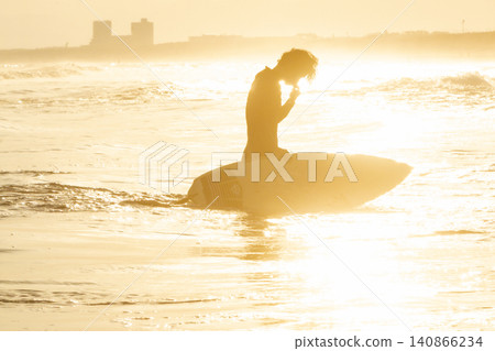 湘南久根沼海灘,衝浪者從海中浮現的剪影。 湘南久根沼海灘,衝浪者從海中浮現的剪影。 140866234