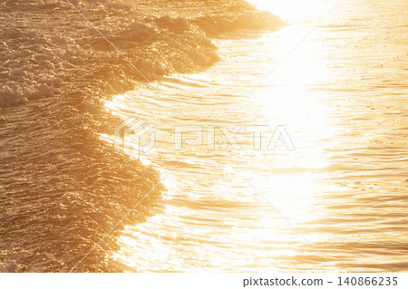 湘南久沼海灘:夕陽的餘暉照亮了海岸線。 湘南久沼海灘:夕陽的餘暉照亮了海岸線。 140866235