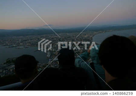 函館山的夜景真是美極了。我沉浸在這價值百萬美元的美景中,忘了時間。 函館山的夜景真是美極了。我沉浸在這價值百萬美元的美景中,忘了時間。 140866259