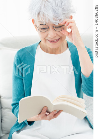 讀書的資深婦女 讀書的資深婦女 140866288
