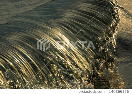 湘南久幻沼海灘的波浪形態之美 湘南久幻沼海灘的波浪形態之美 140866356