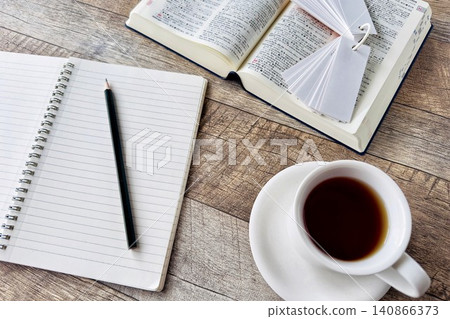 利用單字卡和英日字典學習語言,同時準備考試。 利用單字卡和英日字典學習語言,同時準備考試。 140866373