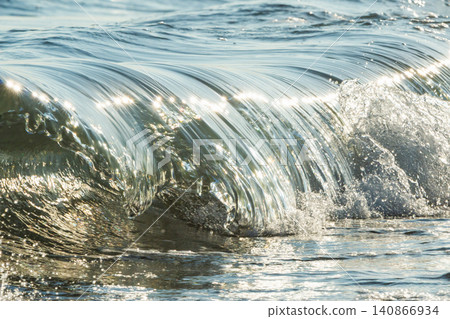 海浪拍打湘南久幻沼海灘的那一刻 海浪拍打湘南久幻沼海灘的那一刻 140866934
