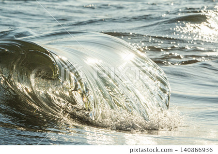 湘南久幻沼海灘的波浪曲線優美 湘南久幻沼海灘的波浪曲線優美 140866936