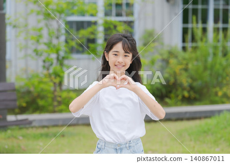 小學生擺出心形 小學生擺出心形 140867011