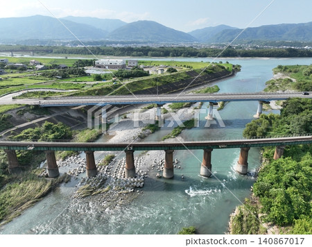 The point where the Anabuki River Bridge intersects with the Yoshino River in early summer. 140867017
