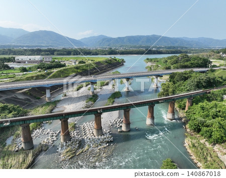 The point where the Anabuki River Bridge intersects with the Yoshino River in early summer. 140867018