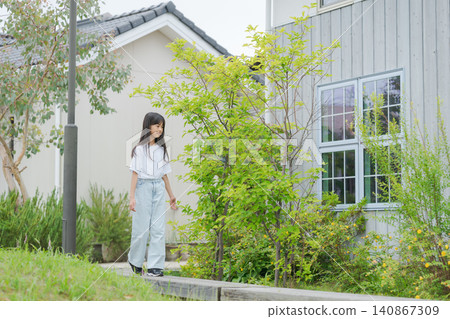 一位小學生在花園裡散步。 一位小學生在花園裡散步。 140867309