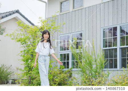 一位小學生在花園裡散步。 一位小學生在花園裡散步。 140867310