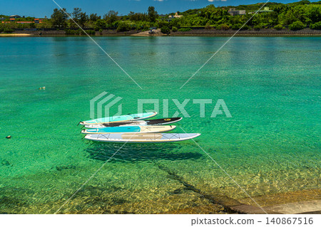 五彩斑斕的小船漂浮在海面上 五彩斑斕的小船漂浮在海面上 140867516
