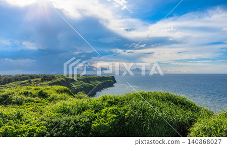 宮古島高聳的懸崖、蔚藍的大海和廣闊的夏日天空,共同構成了一幅令人嘆為觀止的海岸景觀。 宮古島高聳的懸崖、蔚藍的大海和廣闊的夏日天空,共同構成了一幅令人嘆為觀止的海岸景觀。 140868027