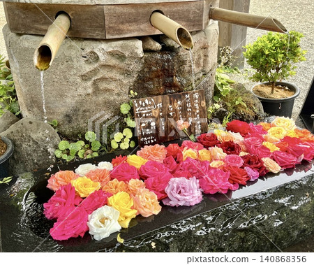 Colorful flower arrangements and flowing spring water adorn Jindaiji Temple in May. Colorful flower arrangements and flowing spring water adorn Jindaiji Temple in May. 140868356