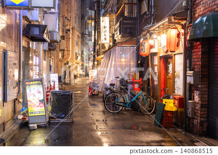 雨後的夜景,赤羽站前的酒吧區一片濕潤。 雨後的夜景,赤羽站前的酒吧區一片濕潤。 140868515