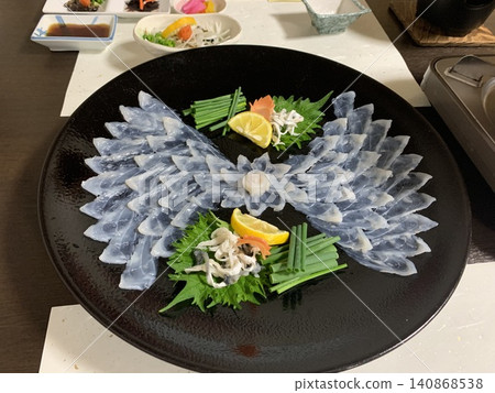 高級日式河豚刺身：一道擺盤精美、極具日式風情的特色菜餚，值得細細品味。 140868538