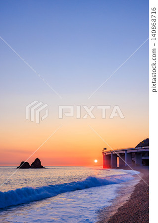 Sunrise and Nage-iwa rock formation as seen from Oyashirazu Beach in early summer, Itoigawa City, Niigata Prefecture 140868716