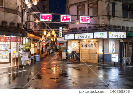 赤羽車站前酒吧區一條被雨水浸透的小巷 140868806