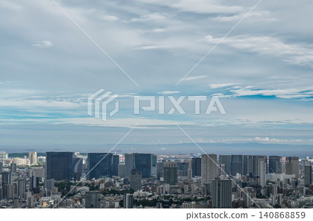 東京的摩天大樓在陰雲密佈的天空下綿延展開。 東京的摩天大樓在陰雲密佈的天空下綿延展開。 140868859