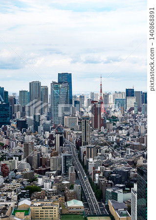 東京鐵塔聳立於高速公路之上(白天,垂直視角) 東京鐵塔聳立於高速公路之上(白天,垂直視角) 140868891