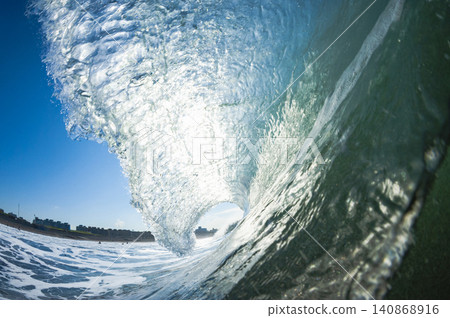 湘南久沼海灘:波光粼粼的海浪和美麗的藍天 湘南久沼海灘:波光粼粼的海浪和美麗的藍天 140868916