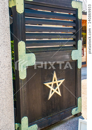 晴明神社,供奉安倍晴明:辟邪避災,治病救人,保平安,交通安全。 晴明神社,供奉安倍晴明:辟邪避災,治病救人,保平安,交通安全。 140869933