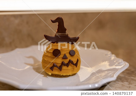 Halloween pumpkin cake Halloween pumpkin cake 140870137
