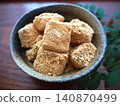 從上方拍攝的托盤上蕨餅的特寫照片。 140870499