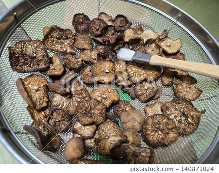 富士山野生櫟菇的乾燥和保存工藝 140871024