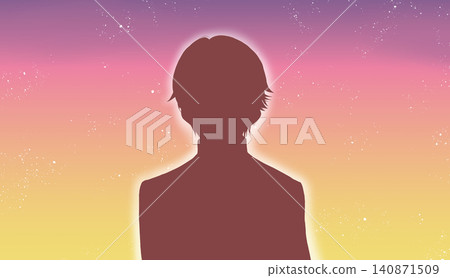 黃昏時分，一名身穿制服的男學生的剪影。 140871509
