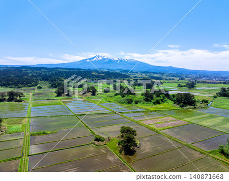 鳥海山和九十九島的稻田(秋田縣日保市) 鳥海山和九十九島的稻田(秋田縣日保市) 140871668