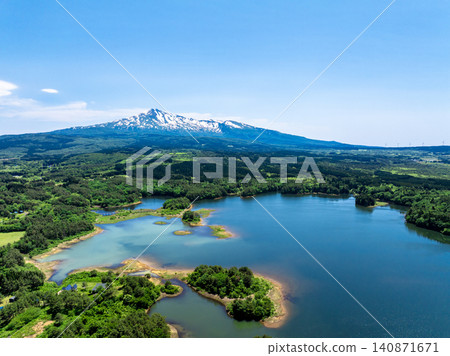 鳥海山和大谷地池(秋田縣由利本莊市) 鳥海山和大谷地池(秋田縣由利本莊市) 140871671