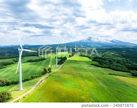 鳥海山和一座風力發電廠(秋田縣) 鳥海山和一座風力發電廠(秋田縣) 140871672