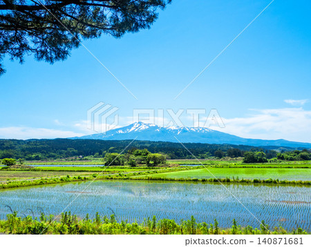 鳥海山和九十九島的稻田(秋田縣日保市) 鳥海山和九十九島的稻田(秋田縣日保市) 140871681