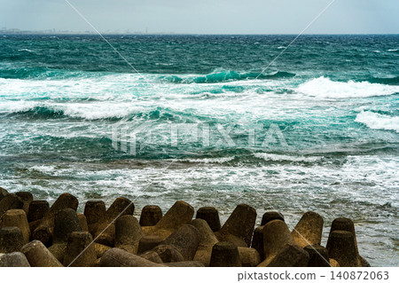 Waves that strike the rocks Waves that strike the rocks 140872063