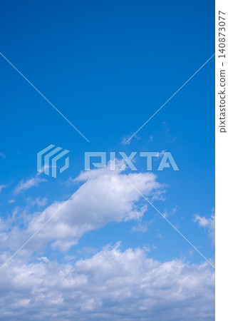 [Sky image] Clouds floating in a blue sky 140873077