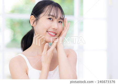 Women who are into beauty and skincare Women who are into beauty and skincare 140873376